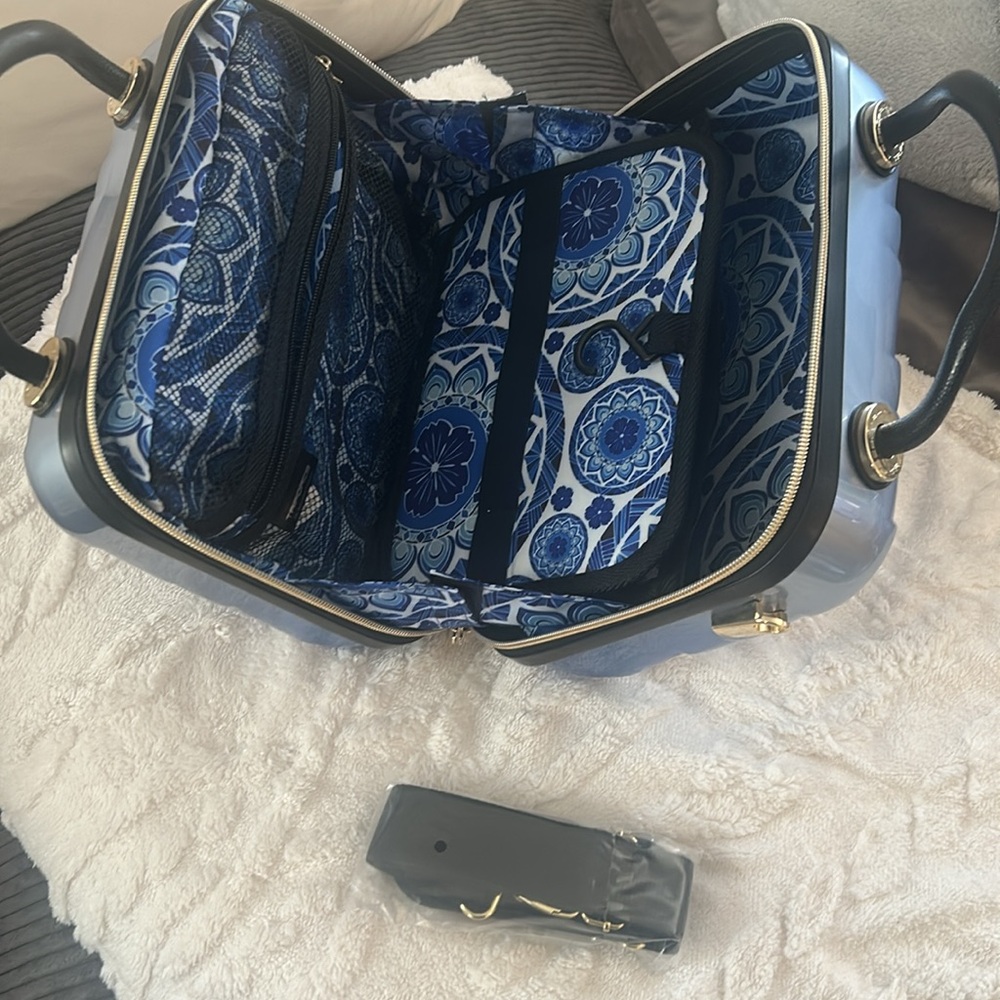 Triforce hard-sided Beauty Case. In shades of metallic blue to silver ombré - Picture 4 of 7